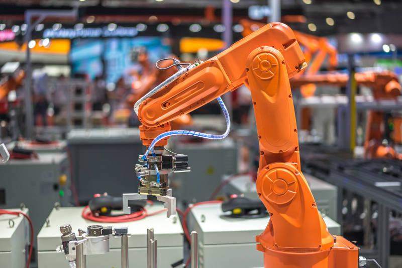 Roboterarm in einer Fabrik