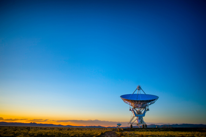 Radio Teleskop bei Sonnenuntergang