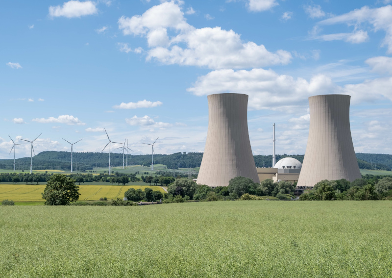 Zwei Türme eines Atomkraftwerkes in einer grünen Landschaft