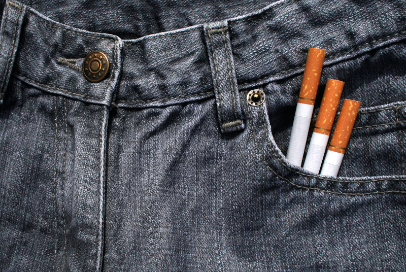 Drei Zigaretten in einer Hosentasche